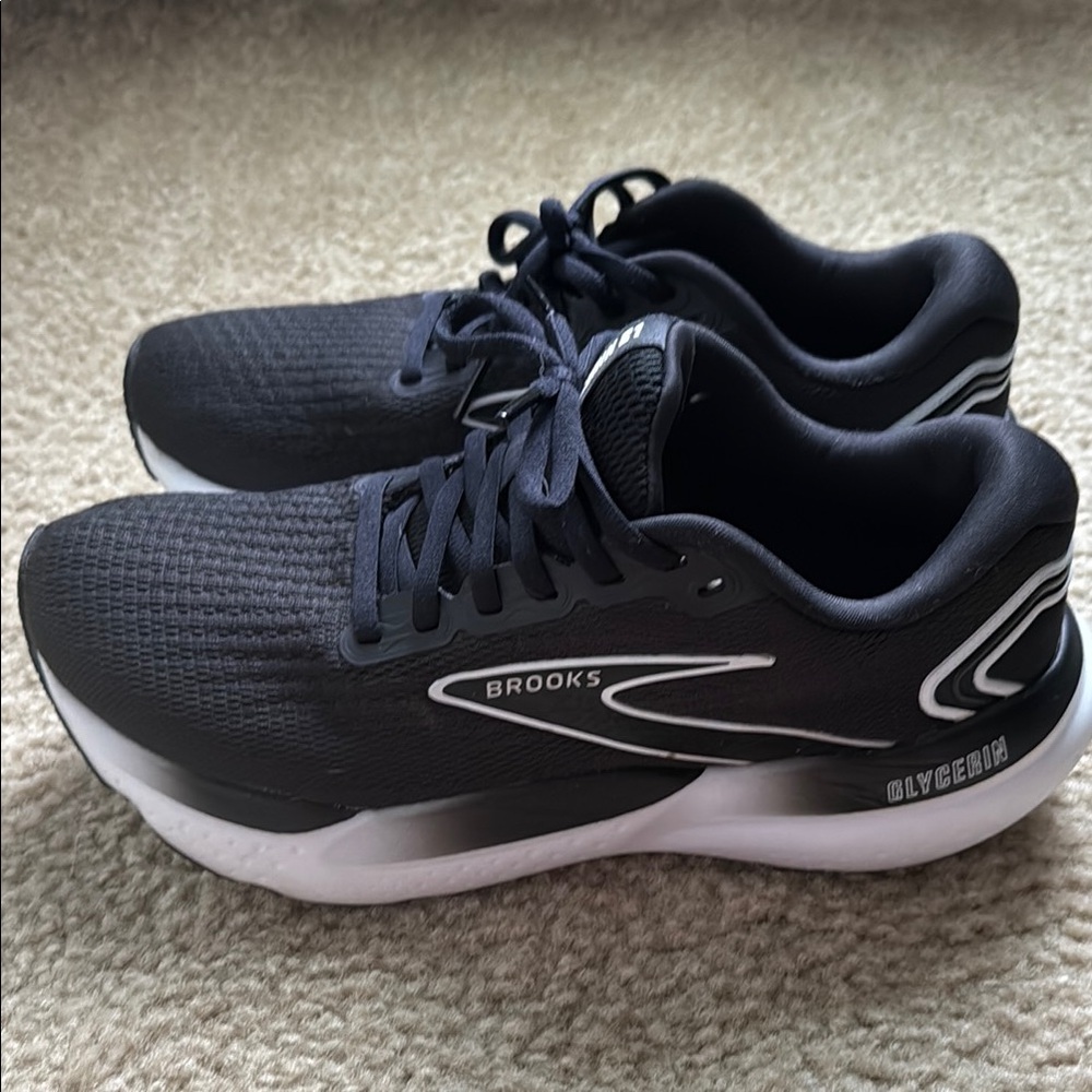 Women’s 8.5 Brooks Glycerin 21 Black and White Running Shoes